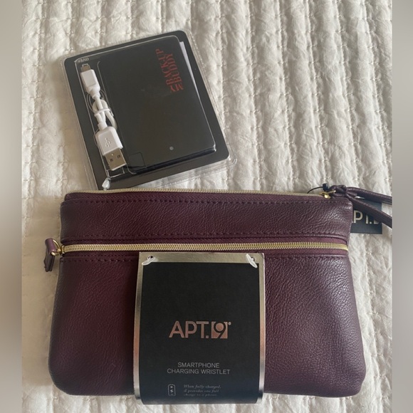 NWT Apt 9 My Backup Buddy Smartphone Charging Wristlet. Bordeaux color. - Picture 5 of 5